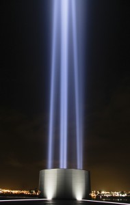 Der Imagine Peace Tower von Yoko Ono strahlt kilometerweit in de Himmel. ©Sabine Burger, Alexander Schwarz , Island - Iceland 2009 02