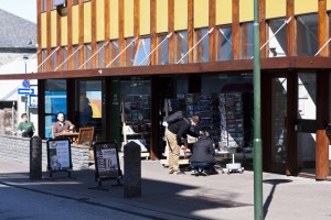 Buchhandlung Eymundsson auf der Straße zur Hallgrimskirkja, ©Sabine Burger, Alexander Schwarz, 2012-05-03__MG_6779_00005