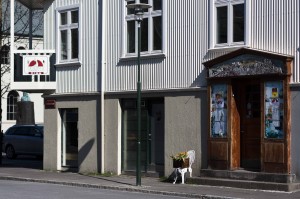 Der Eingang zum Við Tjörnina, ©Sabine Burger, Alexander Schwarz, 2012-05-03__MG_6983_00090