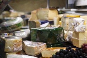 Außer Käse gibt es in der Óstabúðin auch importierte Öle, Schinken und verschiedne Wurstsorten, ©Sabine Burger, Alexander Schwarz