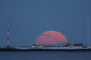 Der Mond geht im Januar so um 10 Uhr morgens unter. ©Sabine Burger, Alexander Schwarz , Island - Iceland 2009 02