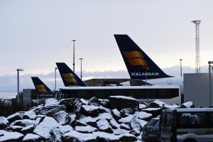 Die Icelandair-Flieger warten im winterlichen Keflavík auf ihren Einsatz. ©Sabine Burger, Alexander Schwarz, Island - Iceland 2009 01