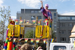 Bürgermeister Jón Gnarr eröffnet auf dem ersten Prahlwagen den Gay Pride-Umzug 2011. ©Sabine Burger, Alexander Schwarz, 2011-08-06__MG_5429_00010