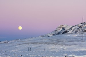 Auch eine Fahrt ins Umland lohnt. Hier der Mondaufgang um 15:45 Uhr zwischen Reykjavík und Hveragerði. ©Sabine Burger, Alexander Schwarz, 2011-12-09__MG_0540_00072