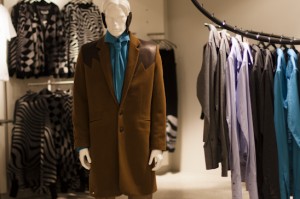 Im Atmo gibts auch Designerkleidung für Männer. ©Sabine Burger, Alexander Schwarz, 2012-12-27__MG_7525_00030
