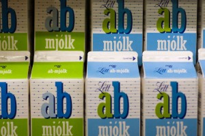 Aufgepaast am Supermarktregal: ab-mjölk ist Joghurt! ©Sabine Burger, Alexander Schwarz, 2013-01-15__MG_8401_00034