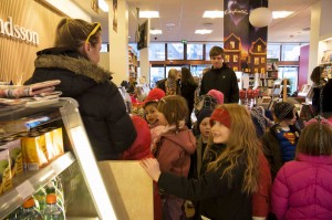 Erst ein Lied, dann gibts auch Süßigkeiten – Kinder in der Buchhandlung Eymundsson freuen sich auf ihre Lutscher. ©Sabine Burger, Alexander Schwarz, IMG_3229__2010-02-17_17-30-47_aA
