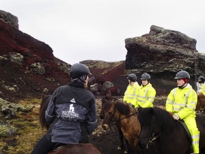 Begga hilft nicht nur beim Reiten, sondern weist nebenbei auch auch isländische Naturfänomene hin. ©theicelandichorse.is, OLYMPUS DIGITAL CAMERA