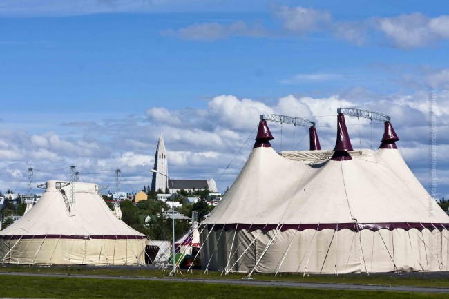 Die Zirkuszelte vor dem Norræna húsið mit Blick auf die Hallgrímskirkja, ©Sabine Burger, Alexander Schwarz, 2013-06-30__MG_5041_00005