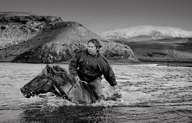 Ohne Angst und Schrecken, egal was kommt beim Abenteuer Schafabtrieb in Island. Ein inzwischen legendäres Foto aus diesem Buch. Aus: Behind the Mountains, ©Ragnar Axelsson