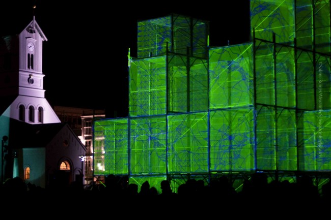 Lichtinstallation des in Island lebenden spanischen Architeckten Marcos Zottes auf dem Austurvöllur für das Winter Lights Festival 2013. ©Sabine Burger, Alexander Schwarz, 2013-02-07__MG_8548_00073