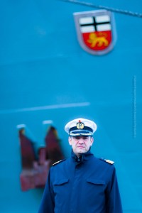 Fregattenkapitän Björn Laue in Reykjavík vor der FGS Bonn mit dem Wappen der Bundesstadt, mit der enge Beziehungen gepflegt werden. ©Sabine Burger, Alexander Schwarz, 2014-01-29__MG_2856_00018