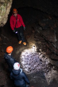 Die Vatnshellir kann man nur mit einem Höhlenführer besuchen. ©Sabine Burger, Alexander Schwarz , 2014-05-07__MG_7011_00081