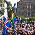 Die Regenbogen- und Islandfahne erreicht den Sitz des Premierminister. ©Sabine Burger, Alexander Schwarz, 2013-08-10__MG_8142_00069