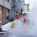 Hier wird eine neue ,Fußbodenheizung‘ gelegt – Winterwunderland Reykjavik, ©Sabine Burger, Alexander Schwarz, 2013-12-14__MG_0900_00102